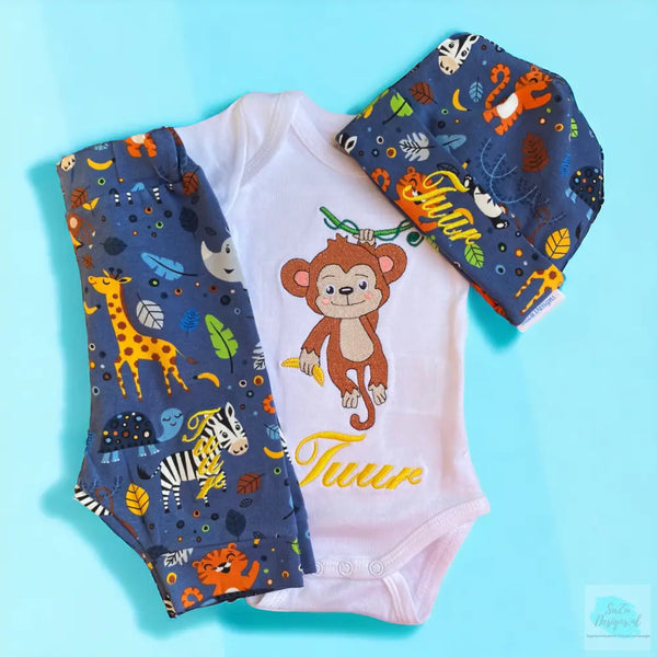 en gepersonaliseerd rompertje met geborduurde aap met gele banaan en baby naam in geel. Echt een leuk persoonlijk kraamcadeautje. De rompertjes van SaZu Designs zijn verkrijgbaar in wit en zwart, met lange en korte mouw, in de maten 50 tm 68.