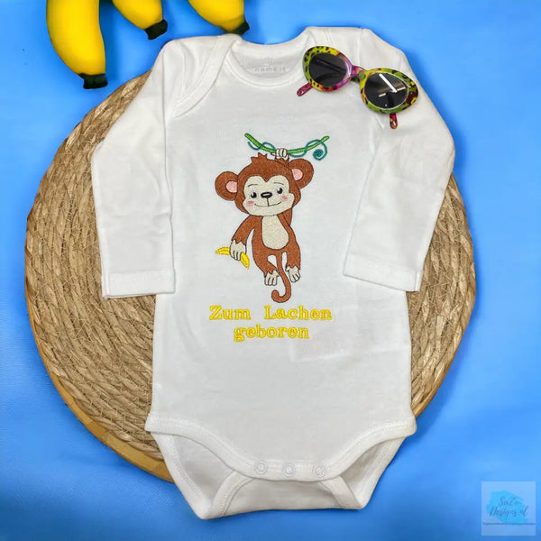 Een gepersonaliseerd rompertje met geborduurde aap met gele banaan en baby naam in geel. Echt een leuk persoonlijk kraamcadeautje. De rompertjes van SaZu Designs zijn verkrijgbaar in wit en zwart, met lange en korte mouw, in de maten 50 tm 68.