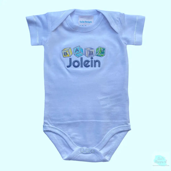 Een gepersonaliseerd rompertje met geborduurde blokken die baby spellen. Onder de blokken wordt de naam in het grijs geborduurd. Echt een leuk persoonlijk kraamcadeautje. De rompertjes zijn verkrijgbaar in de maten 50 tm 68. 