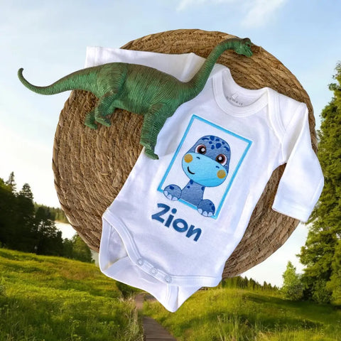 Een baby rompertje is altijd een leuk kraamcadeautje, zeker met deze geborduurde blauwe dino. Onder de dino wordt de naam van de baby geborduurd. Als u het rompertje dan compleet maakt met het bijpassende broekje heeft u een leuke cadeauset.