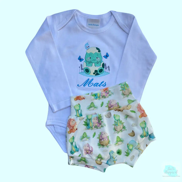 Gepersonaliseerd baby rompertje met en geborduurde baby dino die uit het ei kruipt. Een leuk en origineel kraamcadeautje, zeker in combinatie met het bijpassende broekje, rokje of korte broekje. Rompertjes verkrijgbaar i de maten 50 tm 68.