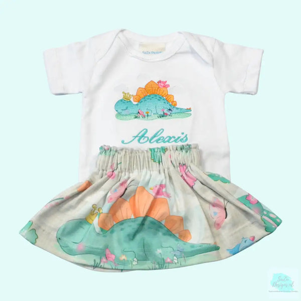 Gepersonaliseerd baby rompertje met geborduurde prinses dino. Het rompertje met de geborduurde naam en prinses dino alleen, maar ook in combinatie met het broekje, het rokje of het korte broekje is het een uniek kraamcadeautje.