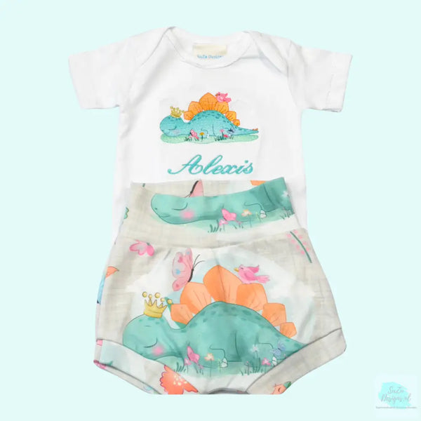 Gepersonaliseerd baby rompertje met geborduurde prinses dino. Het rompertje met de geborduurde naam en prinses dino alleen, maar ook in combinatie met het broekje, het rokje of het korte broekje is het een uniek kraamcadeautje.