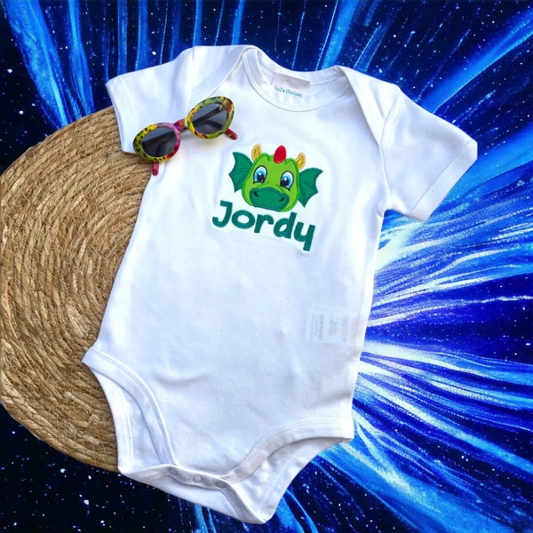 Een gepersonaliseerd rompertje met geborduurde Drakenkop en baby naam. Echt een leuk persoonlijk kraamcadeautje. De rompertjes van SaZu Designs zijn verkrijgbaar in wit en zwart, met lange en korte mouw, in de maten 50 tm 68.