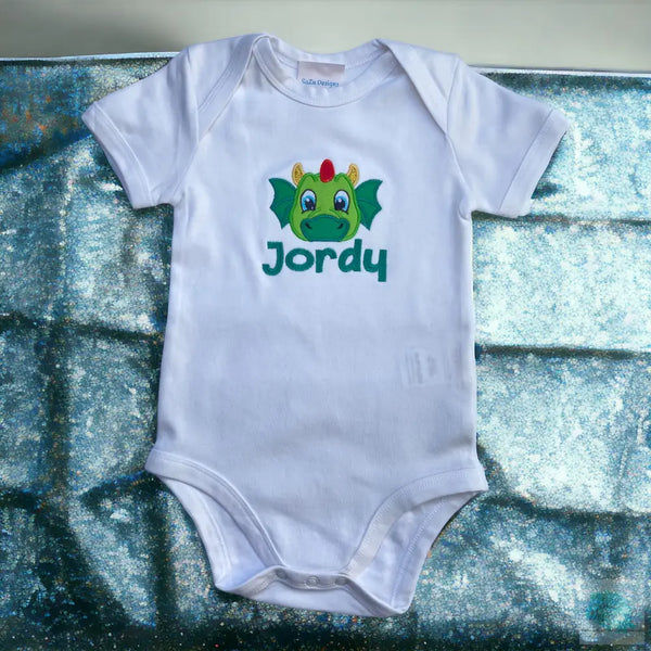 Een gepersonaliseerd rompertje met geborduurde Drakenkop en baby naam. Echt een leuk persoonlijk kraamcadeautje. De rompertjes van SaZu Designs zijn verkrijgbaar in wit en zwart, met lange en korte mouw, in de maten 50 tm 68.