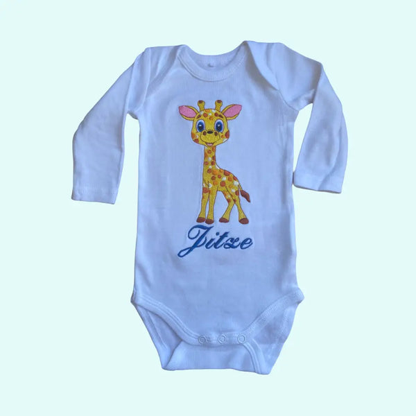 Gepersonaliseerd baby rompertje met geborduurde giraffe. De naam van de baby wordt onder de giraffe geborduurd. Het rompertje alleen, maar ook in combinatie met het broekje, het mutsje, het rokje of het korte broekje is het een uniek kraamcadeautje.