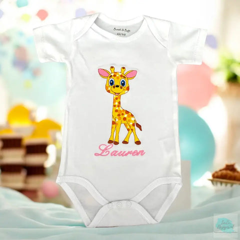 Gepersonaliseerd baby rompertje met geborduurde giraffe. De naam van de baby wordt onder de giraffe geborduurd. Het rompertje alleen, maar ook in combinatie met het broekje, het mutsje, het rokje of het korte broekje is het een uniek kraamcadeautje.