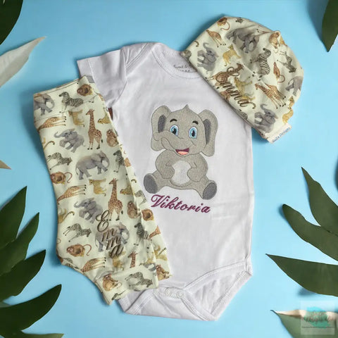 Een gepersonaliseerde romper met geborduurde grote grijze olifant. De naam van de baby wordt onder de olifant geborduurd. De romper alleen is een super leuk kraamcadeautje, maar in combinatie met het broekje en het mutsje heeft u echt iets unieks.