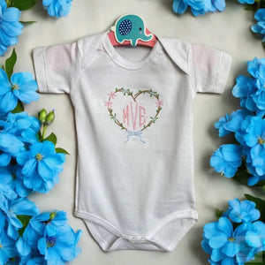 Gepersonaliseerd baby rompertje met geborduurd hart. Een origineel kraamcadeautje door de initialen van de baby in het hart op de romper te borduren. ook leuk in combinatie met een van onze cadeausets.