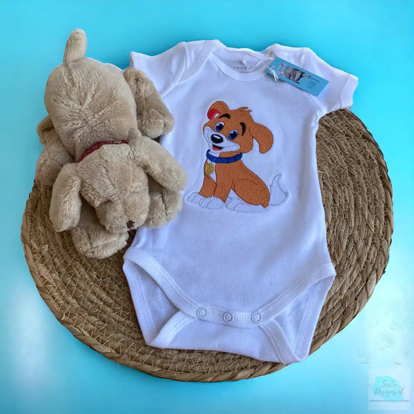 Een rompertje met een geborduurd hondje. Om het een origineel en persoonlijk kraamcadeautje te maken kunt u de naam van de baby onder het hondje laten borduren. De rompertjes van SaZuDesigns zijn verkrijgbaar in de maten 50 tm 68.