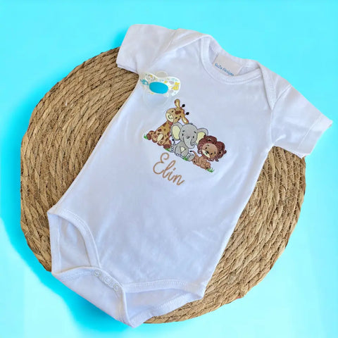 Geborduurd rompertje met de jungle dieren, giraffe, olifant en leeuw. Onder de dieren kan de naam van de baby geborduurd worden waardoor het een uniek gepersonaliseerd rompertje wordt. Super leuk om als kraamcadeautje weg te geven. 