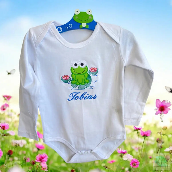 Gepersonaliseerd baby rompertje met geborduurde groene kikker. Een origineel kraamcadeautje. Ook leuk in combinatie met de handgemaakte gepersonaliseerde badcape met kikker.