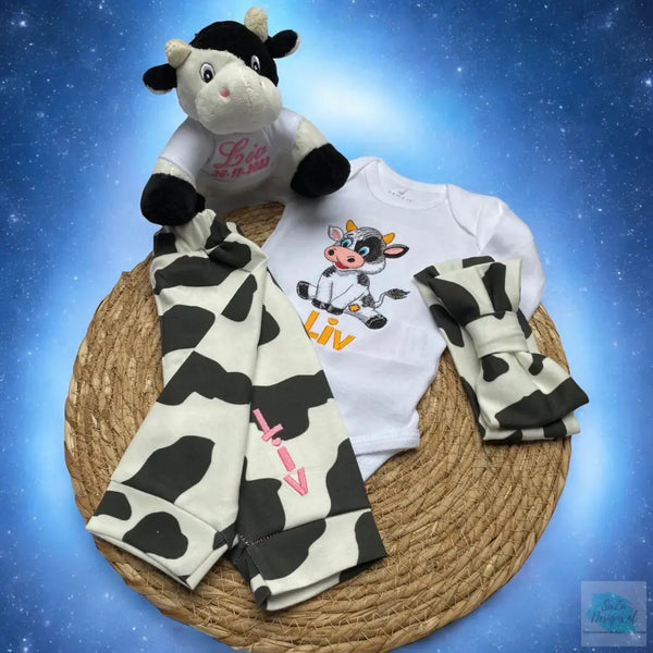 Baby rompertje met geborduurde koe en naam van de baby. In een set met het broekje of de geboorteknuffel koe een super leuk kraamcadeautje. De rompertjes van SaZuDesigns zijn verkrijgbaar in wit en zwart in de maten 50 tm 68.