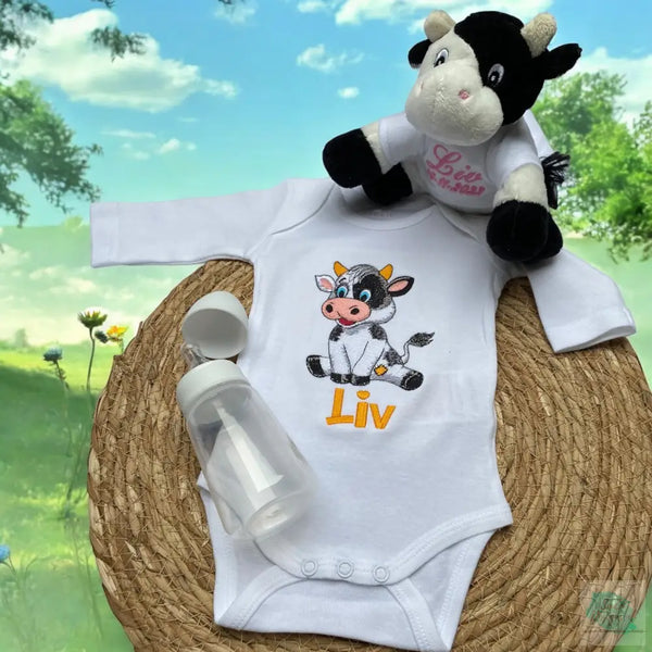 Baby rompertje met geborduurde koe en naam van de baby. In een set met het broekje of de geboorteknuffel koe een super leuk kraamcadeautje. De rompertjes van SaZuDesigns zijn verkrijgbaar in wit en zwart in de maten 50 tm 68.