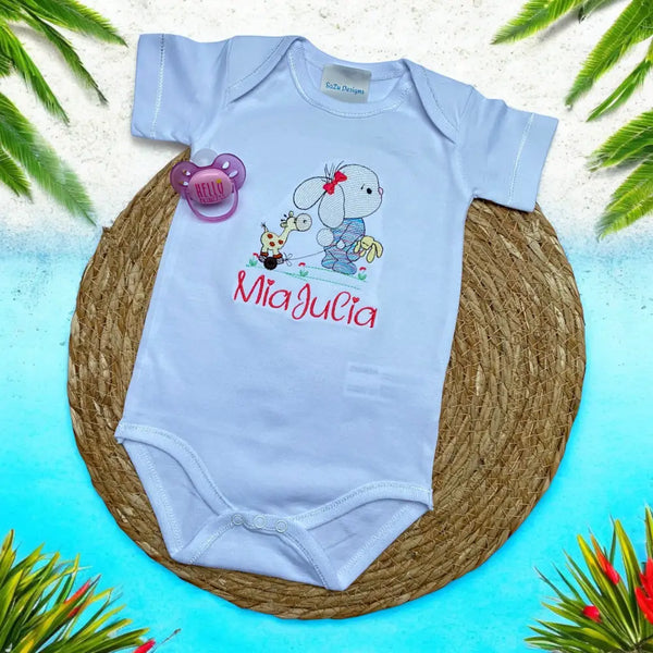 Een gepersonaliseerd baby rompertje met geborduurd konijntje. De rompertjes zijn beschikbaar in wit en zwart in de maten 50 tm 68. Een origineel kraamcadeau zeker in combinatie met kraamcadeau set Ivoor of cadeauset roze rib.