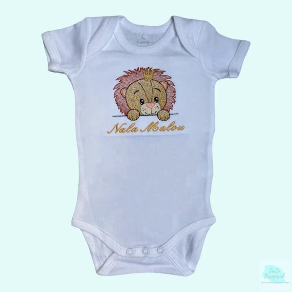 Een gepersonaliseerd baby rompertje met geborduurd Leeuwtje. De rompertjes zijn beschikbaar in wit en zwart in de maten 50 tm 68. In combinatie met kraamcadeau set Ivoor of kraamcadeau set jungle dieren uniek als kraamcadeautje.