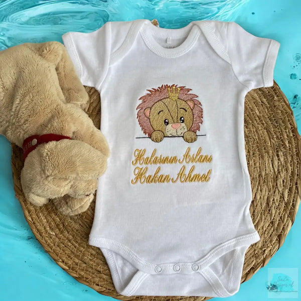 Een gepersonaliseerd baby rompertje met geborduurd Leeuwtje. De rompertjes zijn beschikbaar in wit en zwart in de maten 50 tm 68. In combinatie met kraamcadeau set Ivoor of kraamcadeau set jungle dieren uniek als kraamcadeautje.