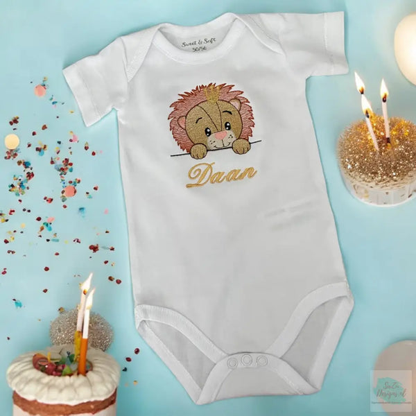 Een gepersonaliseerd baby rompertje met geborduurd Leeuwtje. De rompertjes zijn beschikbaar in wit en zwart in de maten 50 tm 68. In combinatie met kraamcadeau set Ivoor of kraamcadeau set jungle dieren uniek als kraamcadeautje.