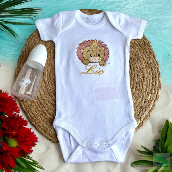 Een gepersonaliseerd baby rompertje met geborduurd Leeuwtje. De rompertjes zijn beschikbaar in wit en zwart in de maten 50 tm 68. In combinatie met kraamcadeau set Ivoor uniek als kraamcadeautje.