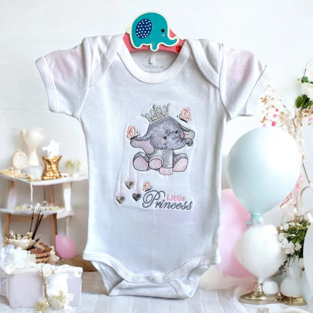 Geborduurd rompertje met een olifant met een kroon en de tekst Little Princess. Leuk om te geven als kraamcadeautje, maar ook super om cadeau te doen bij een baby shower. De rompertjes zijn verkrijgbaar in de maten 50 tm 68. Ook leuk in de set met het bijpassende slabbetje en het  baby mutsje.