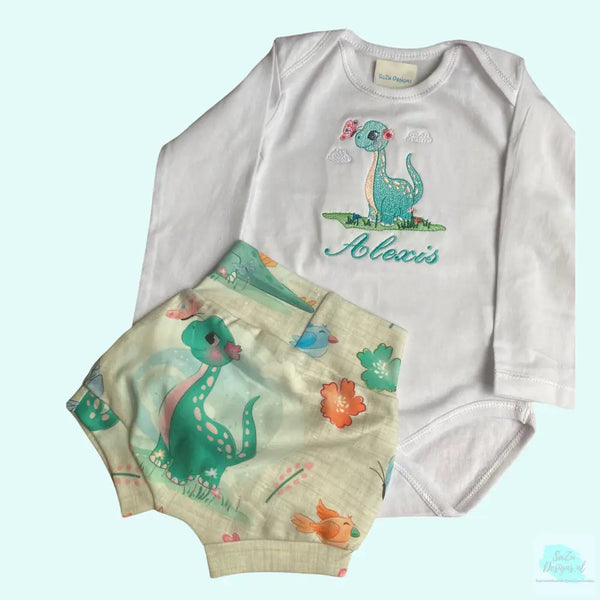 Gepersonaliseerd baby rompertje met geborduurde dino. Leuk als set met het bijpassende broekje, korte broekje of rokje.Het rompertje met naam is een leuk kraamcadeau, maar als set is het een uniek geboortecadeautje.