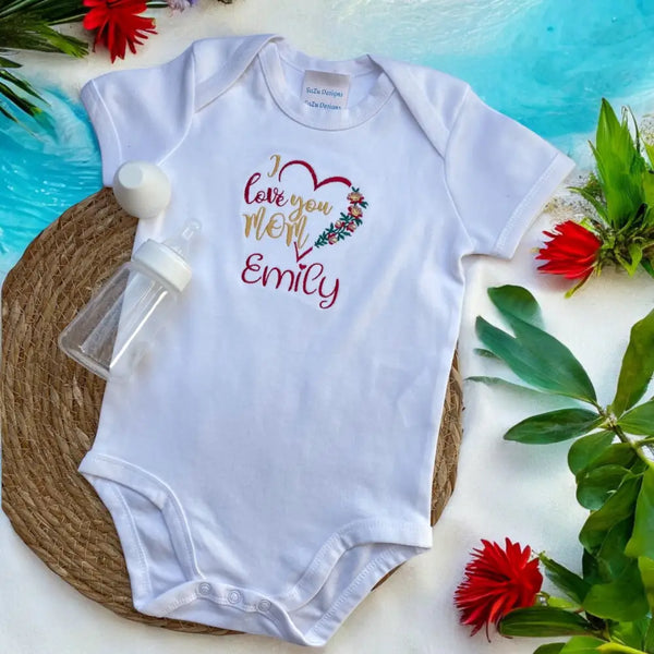 Geborduurd en gepersonaliseerd rompertje met bloemen hart en de tekst I love you mom. Een origineel moederdag cadeau als de baby de romper aan heeft op de eerste moederdag. Natuurlijk ook leuk als kraamcadeau.