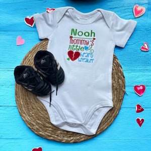 Rompertje voor een nieuwe baby met de pakkende tekst, Mommy's little heart breaker. Boven de tekst wordt de naam van de baby geborduurd. Een leuk geboorte cadeau. De rompertjes van SaZu Designs zijn verkrijgbaar in wit en zwart, met lange en korte mouw, in de maten 50 tm 68.