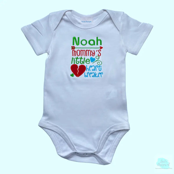 Rompertje voor een nieuwe baby met de pakkende tekst, Mommy's little heart breaker. Boven de tekst wordt de naam van de baby geborduurd. Een leuk geboorte cadeau. De rompertjes van SaZu Designs zijn verkrijgbaar in wit en zwart, met lange en korte mouw, in de maten 50 tm 68.