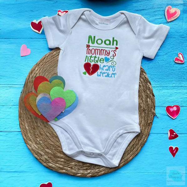 Rompertje voor een nieuwe baby met de pakkende tekst, Mommy's little heart breaker. Boven de tekst wordt de naam van de baby geborduurd. Een leuk geboorte cadeau. De rompertjes van SaZu Designs zijn verkrijgbaar in wit en zwart, met lange en korte mouw, in de maten 50 tm 68.