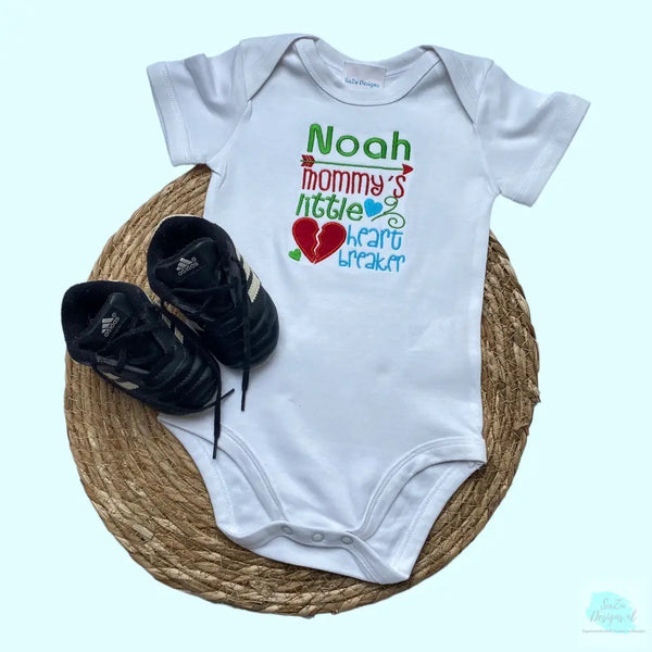 Rompertje voor een nieuwe baby met de pakkende tekst, Mommy's little heart breaker. Boven de tekst wordt de naam van de baby geborduurd. Een leuk geboorte cadeau. De rompertjes van SaZu Designs zijn verkrijgbaar in wit en zwart, met lange en korte mouw, in de maten 50 tm 68.