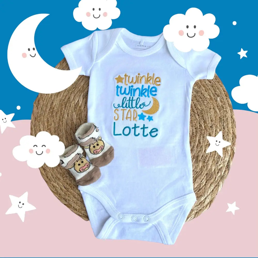 Geborduurd rompertje met de tekst twinkle twinkle little star. Onder de tekst kan de naam van de baby geborduurd worden waardoor het een uniek gepersonaliseerd rompertje wordt. Super leuk om als kraamcadeautje weg te geven.