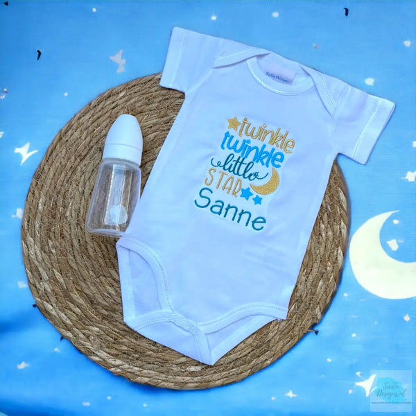 Geborduurd rompertje met de tekst twinkle twinkle little star. Onder de tekst kan de naam van de baby geborduurd worden waardoor het een uniek gepersonaliseerd rompertje wordt. Super leuk om als kraamcadeautje weg te geven.