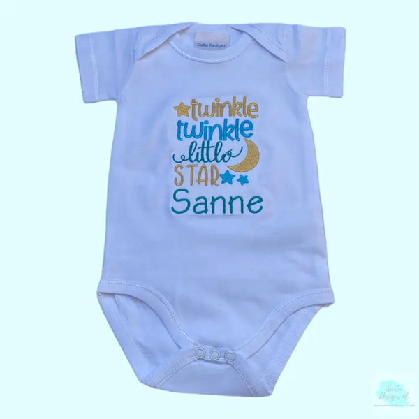 Geborduurd rompertje met de tekst twinkle twinkle little star. Onder de tekst kan de naam van de baby geborduurd worden waardoor het een uniek gepersonaliseerd rompertje wordt. Super leuk om als kraamcadeautje weg te geven.