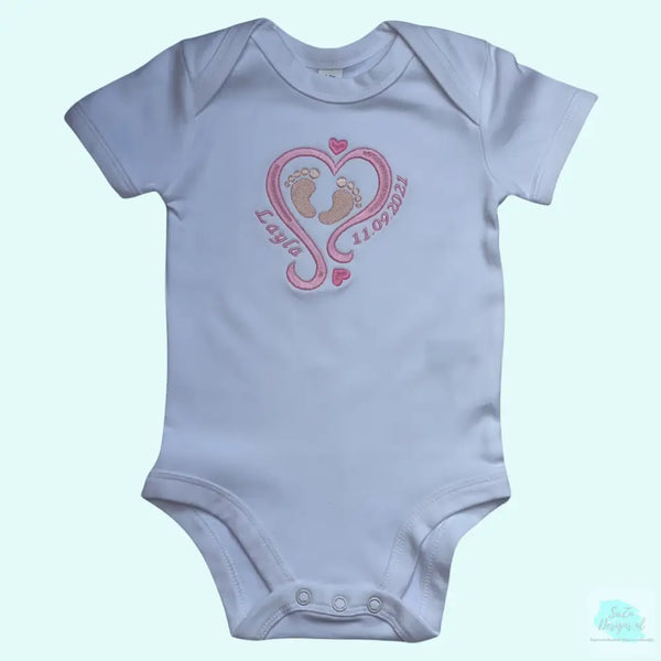 Als ouder kan je nooit genoeg rompertjes voor je baby hebben. Hoe leuk is het dan om als kraamcadeau dit rompertje met naam en geboortedatum rond een hart, met in het midden baby voetjes, voor je kleintje te ontvangen. Ook een leuk kraamcadeau voor een tweeling.