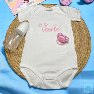 Gepersonaliseerde baby romper. Leuk om als kraamcadeau te geven, maar ook leuk om als cadeau te krijgen. De naam wordt in roze of in blauw op het baby rompertje geborduurd.