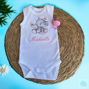 Een gepersonaliseerd baby rompertje met geborduurd olifantje. In baby blauw en baby roze te verkrijgen.  De rompertjes zijn beschikbaar in wit en zwart in de maten 50 tm 68. Uniek als kraamcadeautje, zeker in combinatie met kraamcadeau set Ivoor.