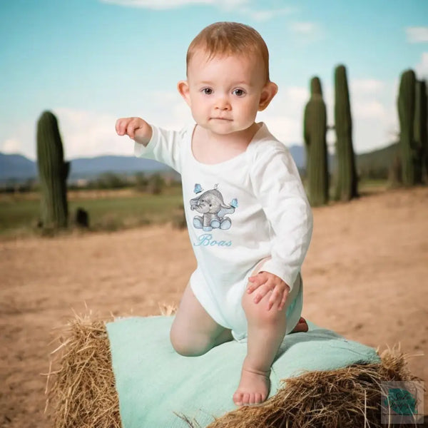 Een gepersonaliseerd baby rompertje met geborduurd olifantje. In baby blauw en baby roze te verkrijgen. De romertjes zijn beschikbaar in wit en zwart in de maten 50 tm 68. Uniek als kraamcadeautje, zeker in combinatie met kraamcadeau set Ivoor.