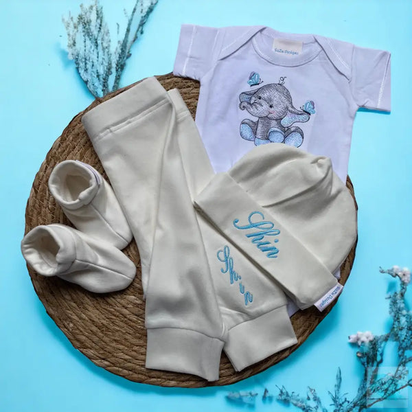 Gepersonaliseerd rompertje Olifant in combinatie met cadeauset Ivoor bestaande uit een handgemaakt Baby broekje, mutsje en slofjes. Een super leuke set om cadeau te geven.