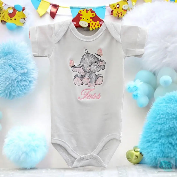 Een gepersonaliseerd baby rompertje met geborduurd olifantje. In baby blauw en baby roze te verkrijgen.  De rompertjes zijn beschikbaar in wit en zwart in de maten 50 tm 68. Uniek als kraamcadeautje, zeker in combinatie met kraamcadeau set Ivoor.