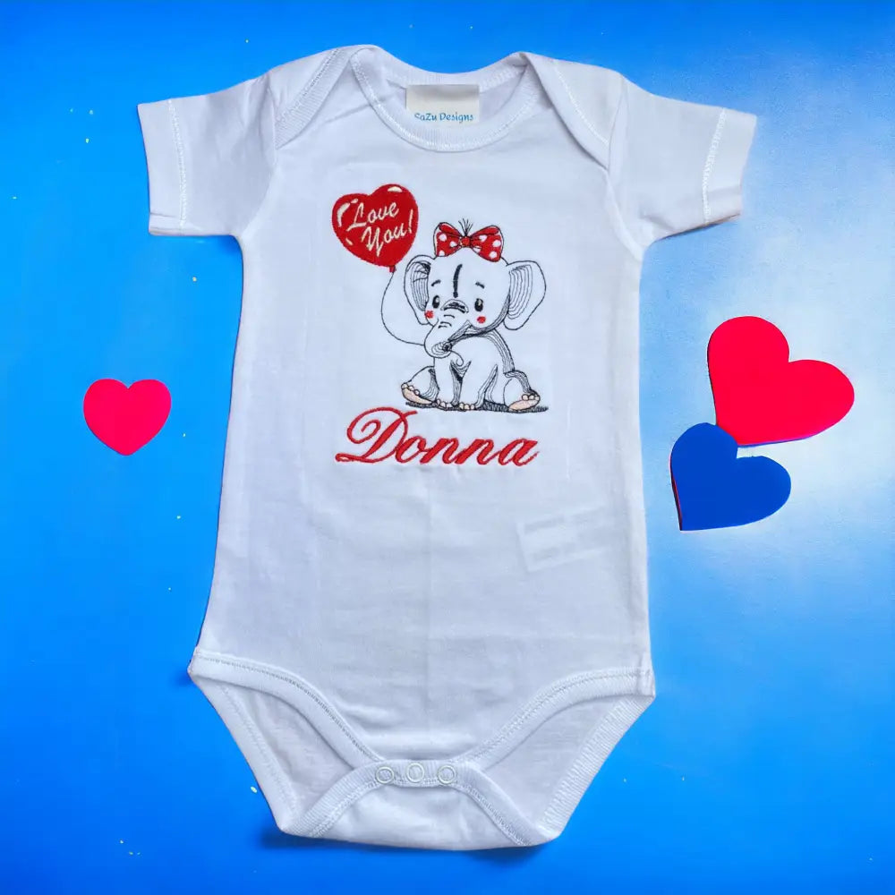 Een gepersonaliseerd rompertje met geborduurde Olifant met rode accenten die een ballon met de tekst " I love you" vast houdt. De naam van de baby wordt in het rood onder de olifant geborduurd. Echt een leuk persoonlijk kraamcadeautje.