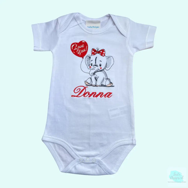 Een gepersonaliseerd rompertje met geborduurde Olifant met rode accenten die een ballon met de tekst " I love you" vast houdt. De naam van de baby wordt in het rood onder de olifant geborduurd. Echt een leuk persoonlijk kraamcadeautje.