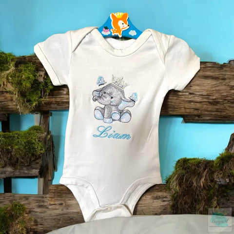 Een gepersonaliseerd baby rompertje met geborduurd olifantje met kroon. In baby blauw en baby roze te verkrijgen.  De rompertjes zijn beschikbaar in wit en zwart in de maten 50 tm 68. Uniek als kraamcadeautje, zeker in combinatie met kraamcadeau set Ivoor.