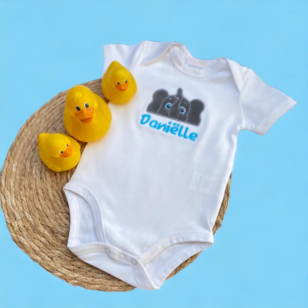 Een gepersonaliseerd rompertje met geborduurde Olifantenkop en baby naam. Echt een leuk persoonlijk kraamcadeautje. De rompertjes van SaZu Designs zijn verkrijgbaar in wit en zwart, met lange en korte mouw, in de maten 50 tm 68.