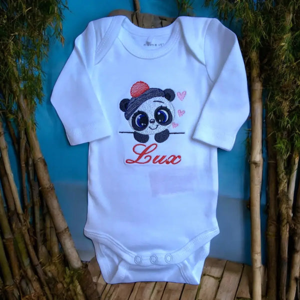 Op dit rompertje wordt het hoofd van een super lief panda beertje geborduurd. U kunt op het rompertje de naam van de nieuwe baby laten borduren waardoor u een origineel en persoonlijk kraamcadeau kunt geven. 