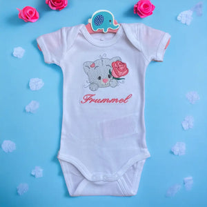 Gepersonaliseerd baby rompertje met geborduurde poes. Een origineel kraamcadeautje door de naam van de baby op de romper te borduren. ook leuk in combinatie met een van onze cadeausets. 