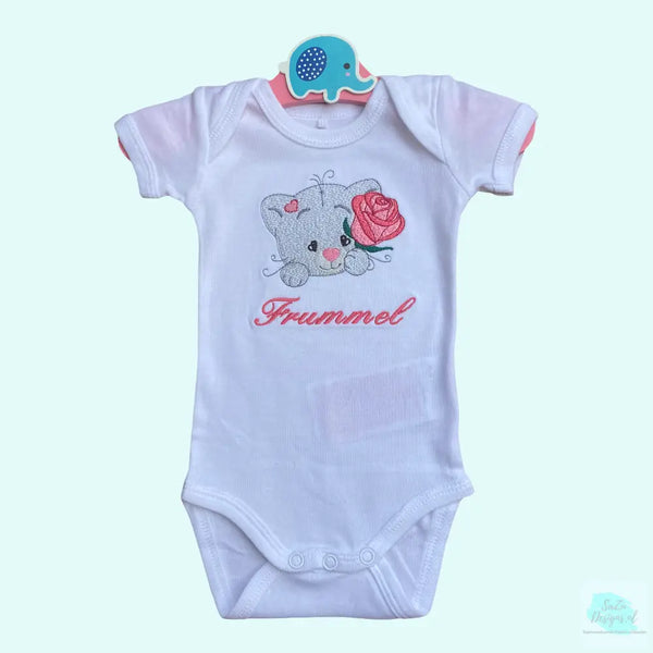 Gepersonaliseerd baby rompertje met geborduurde poes. Een origineel kraamcadeautje door de naam van de baby op de romper te borduren. ook leuk in combinatie met een van onze cadeausets. 