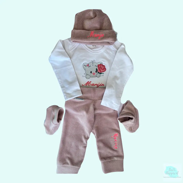 Gepersonaliseerd baby rompertje met geborduurde poes. Een origineel kraamcadeautje door de naam van de baby op de romper te borduren. ook leuk in combinatie met een van onze cadeausets. 