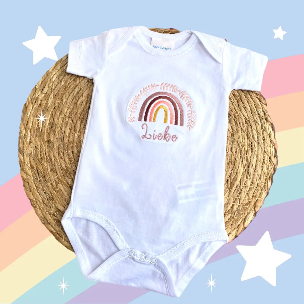 Een leuke baby romper met geborduurde regenboog en geborduurde naam. Een leuk  en uniek Kraamcadeautje, zeker als u het combineert met de cadeauset Ivoor, roze Rib of ons leuk kinderbestek met regenboog.