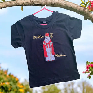 Help sinterklaas eenhandje met dit gepersonaliseerde sinterklaas kindershirt. De oude man weet dan gelijk de naam van uw kindje zonder dat uw kleine dit in de gaten heeft. Een leuk cadeau voor 5 december.