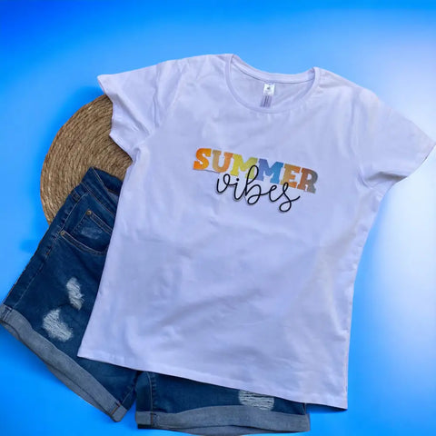 Geborduurd shirt van 100% katoen met de tekst 'Summer Vibes', ideaal voor de zomer.